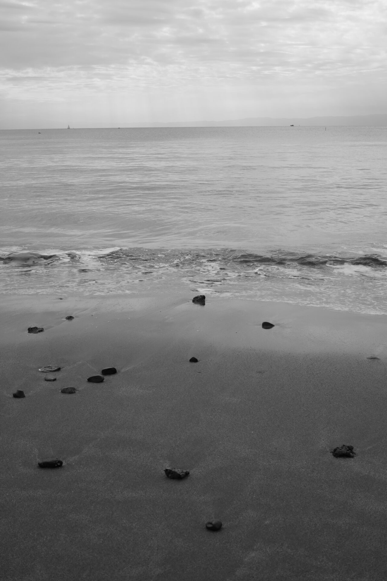 一色海岸の波と砂浜をモノクロで撮影。SIGMA DP2 Merrill。