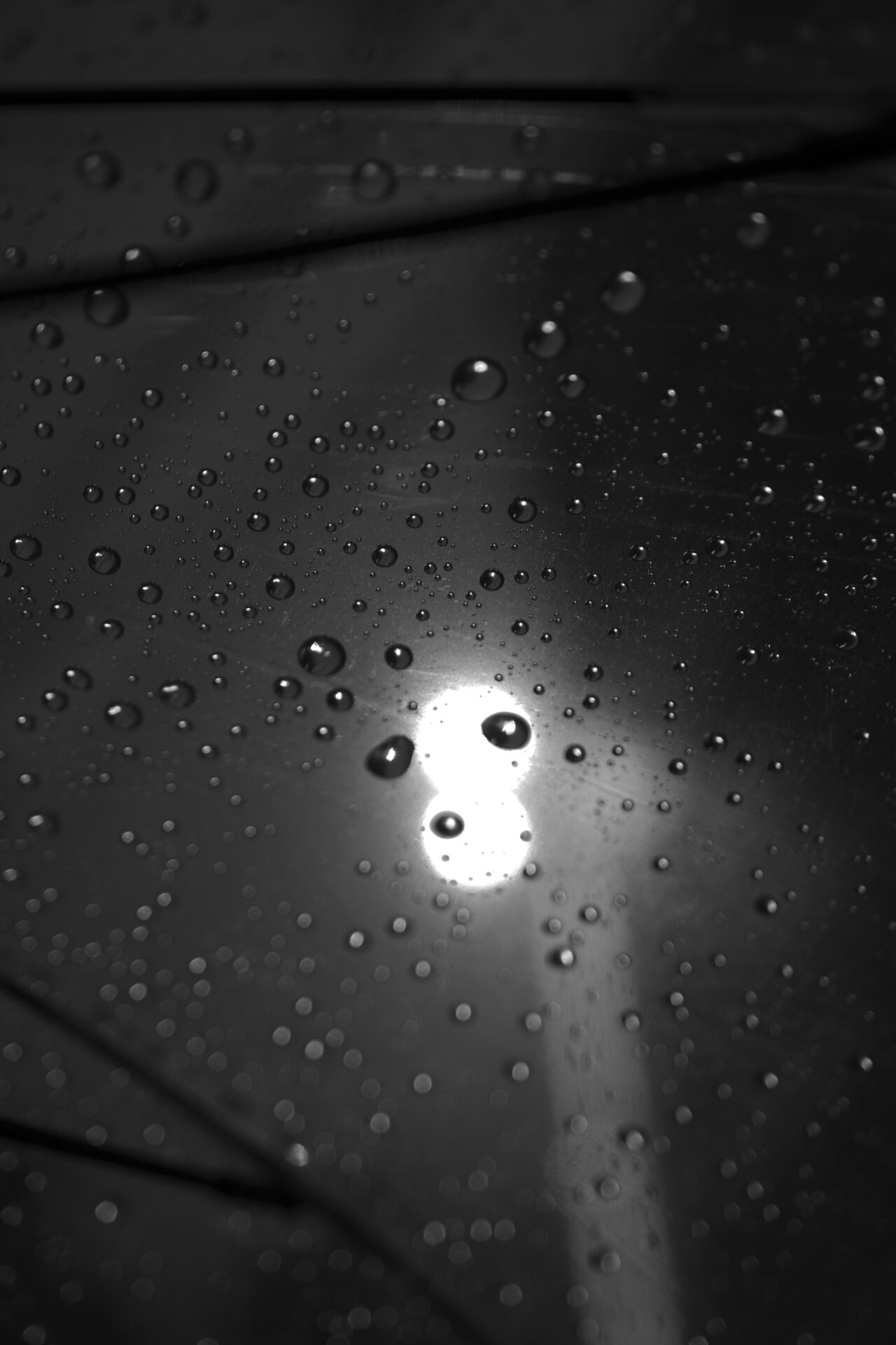 台風の夜、雨粒越しに見える銀座の街灯