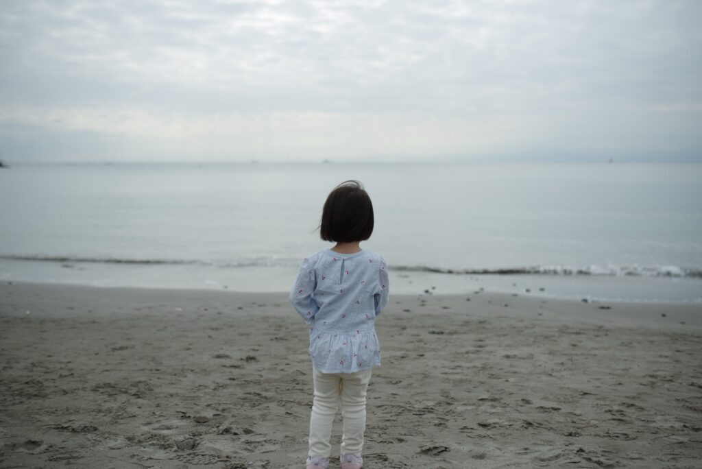 一色海岸で海を見つめる娘の後ろ姿。PENTAX K-1 Mark IIとSIGMA 35mm F1.4 Artで撮影。