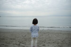 一色海岸で海を見つめる娘の後ろ姿。PENTAX K-1 Mark IIとSIGMA 35mm F1.4 Artで撮影。