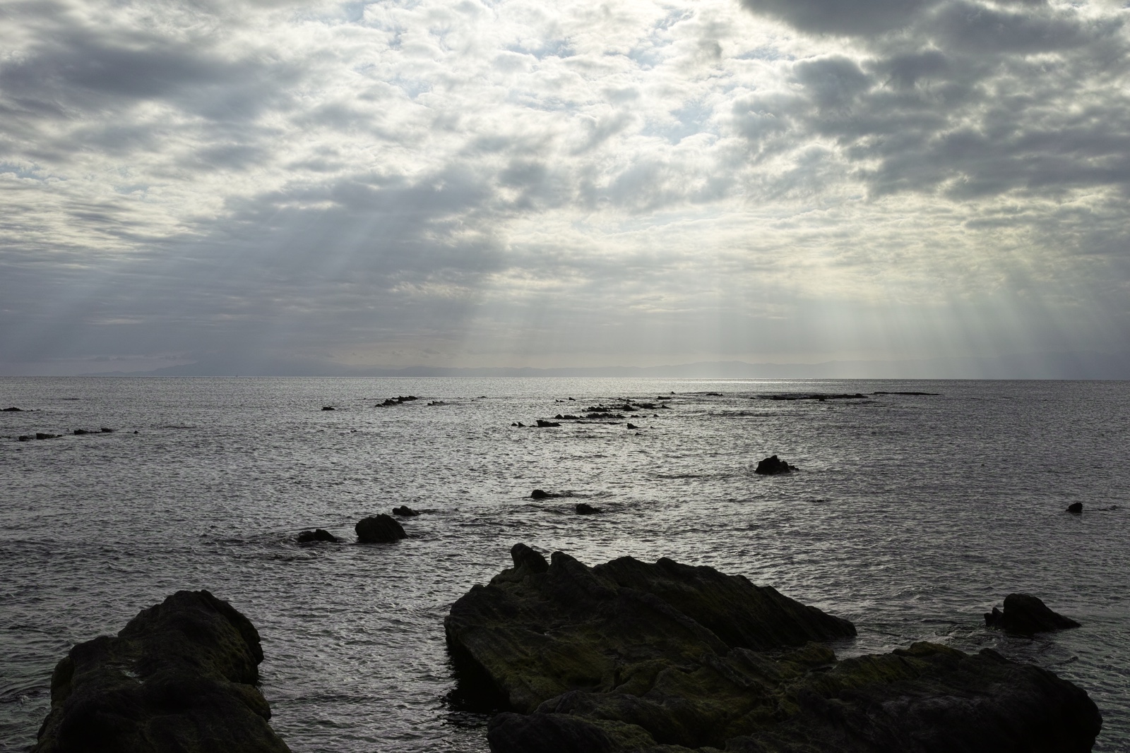 一色海岸の黒い岩場から海と雲を望む風景。SIGMA DP2 Merrillで撮影。