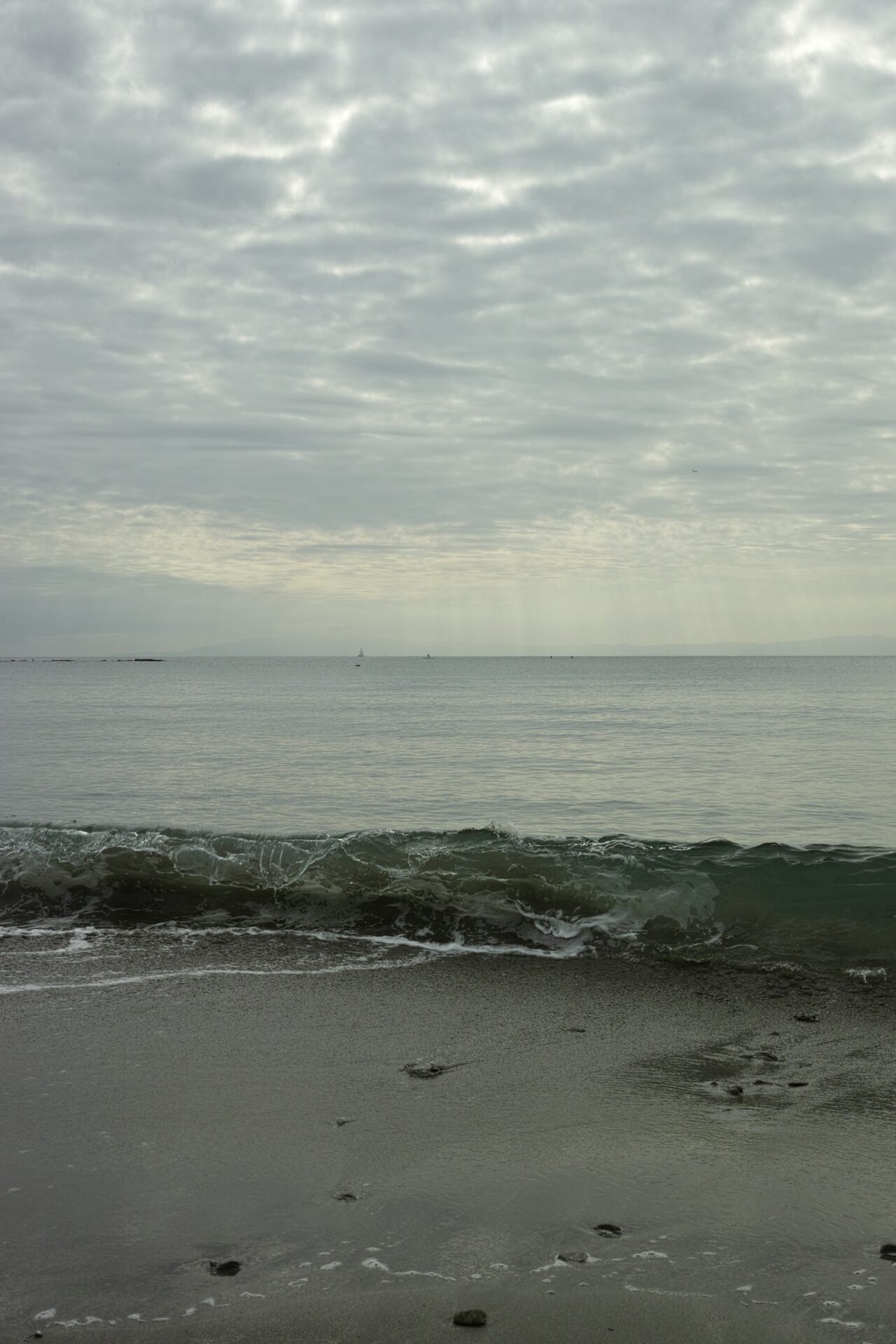 曇り空と海面、手前の波を写した一色海岸。SIGMA DP2 Merrillで撮影。