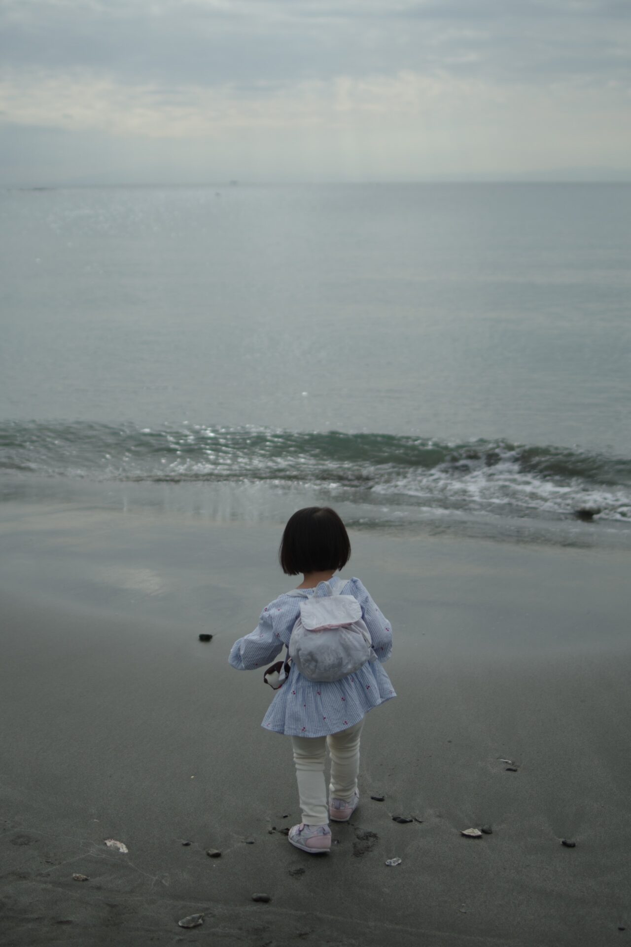 一色海岸で波へ近づいていく娘の後ろ姿。PENTAX K-3 Mark IIIとFA31mm Limitedで撮影。
