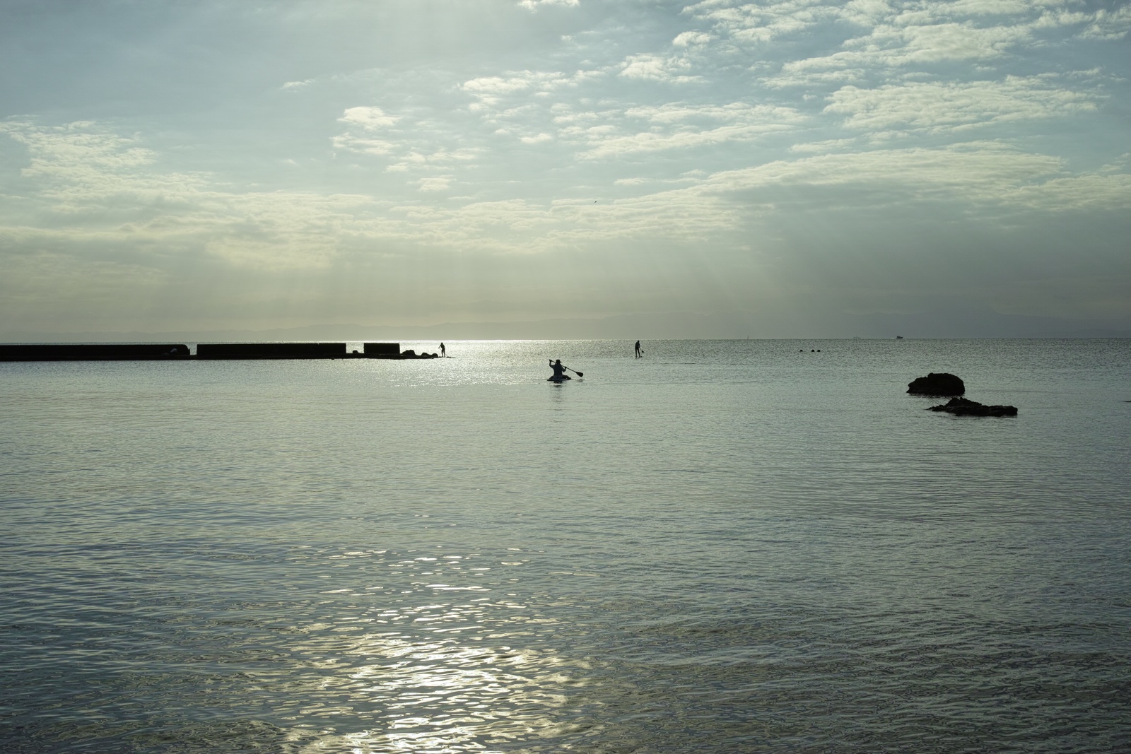 一色海岸の広い海と雲間から差す光。SIGMA DP2 Merrillで撮影。