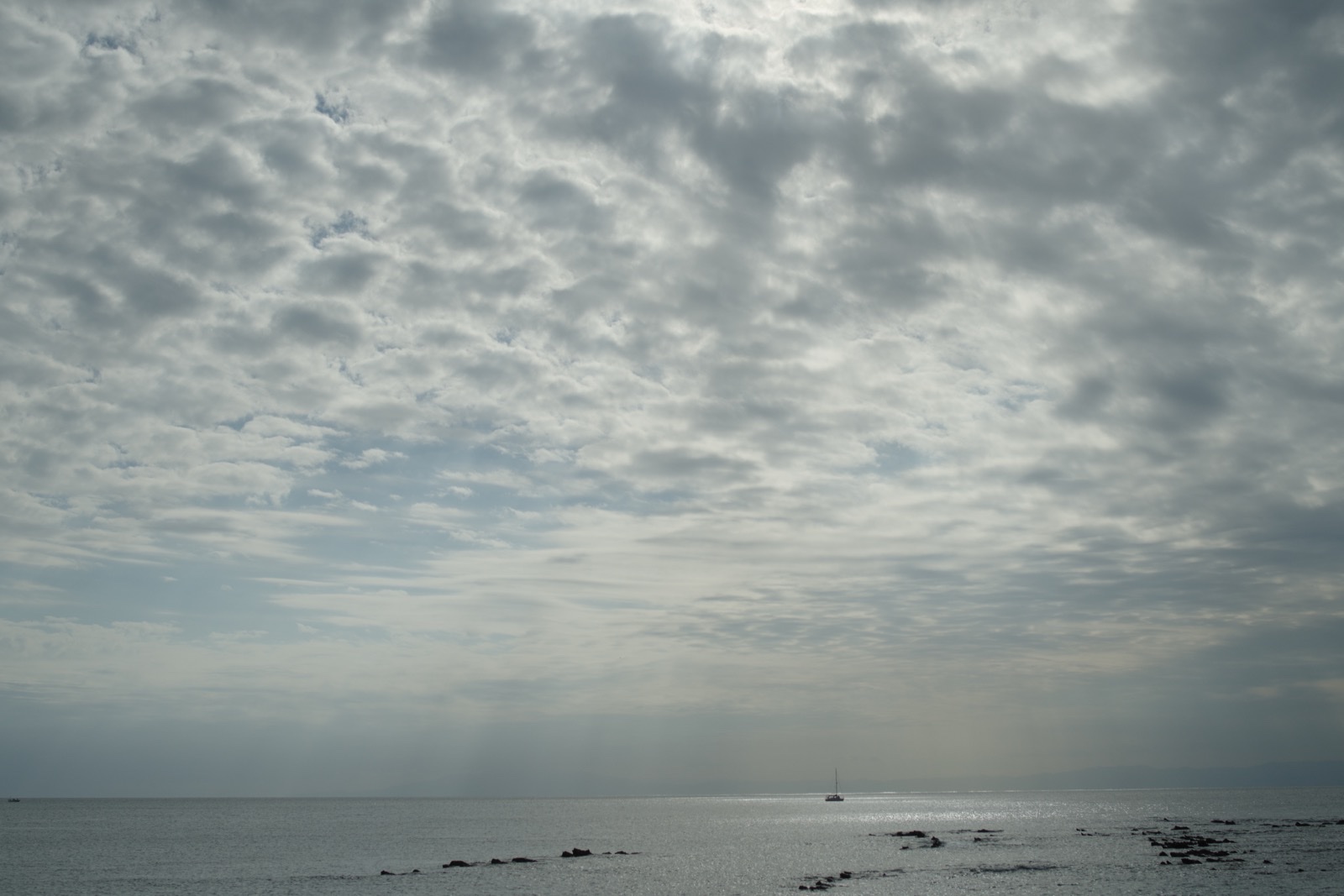 雲の隙間から光が差す一色海岸の空と海。PENTAX K-3 Mark IIIとFA31mm Limitedで撮影。