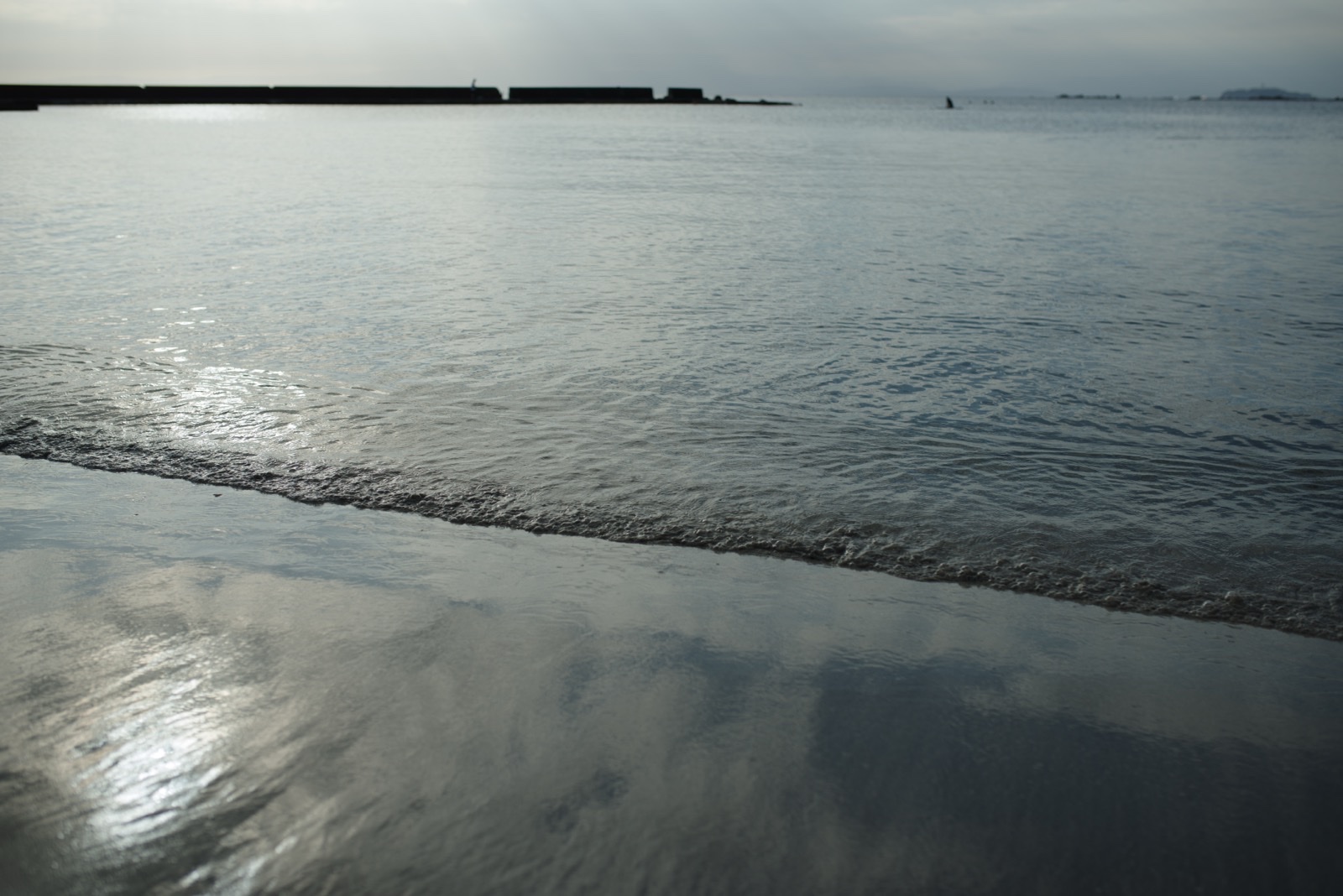 一色海岸の波打ち際に反射する柔らかな光。PENTAX K-1 Mark IIとSIGMA 35mm F1.4 Artで撮影。