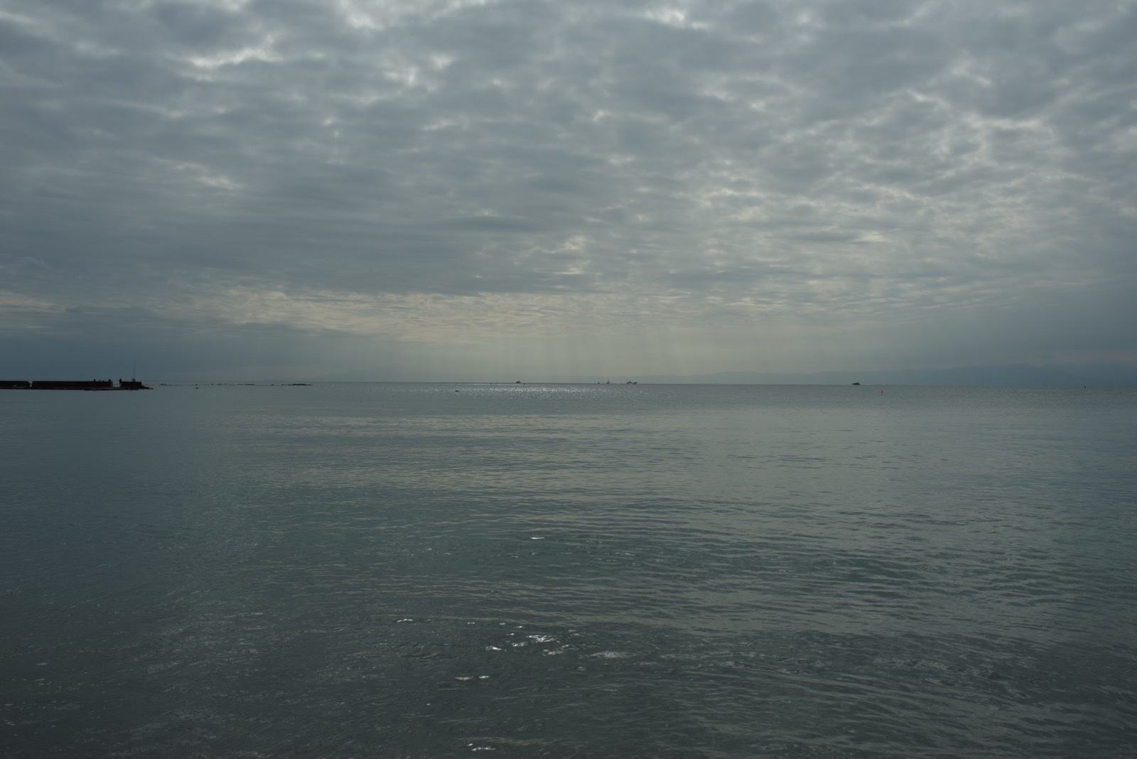 雲の隙間から柔らかな光が差す一色海岸。PENTAX K-1 Mark IIとSIGMA 35mm F1.4 Artで撮影。