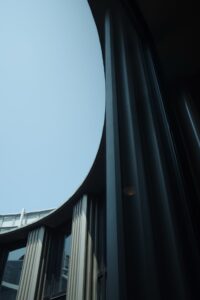 松濤美術館の曲線と青空