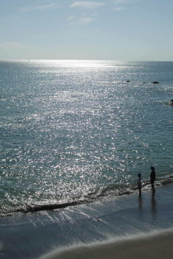 晴れた一色海岸と光る海面