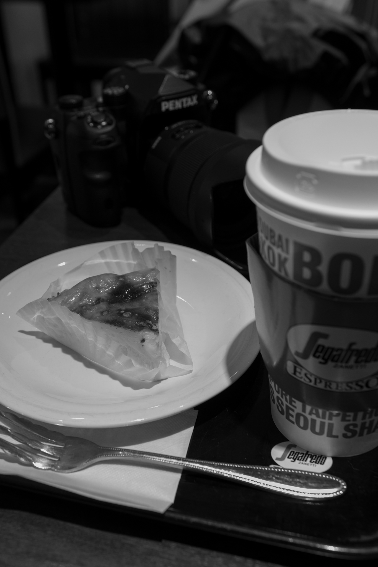 セガフレードのコーヒーとバスクチーズケーキ、奥にPENTAX K-1 Mark II