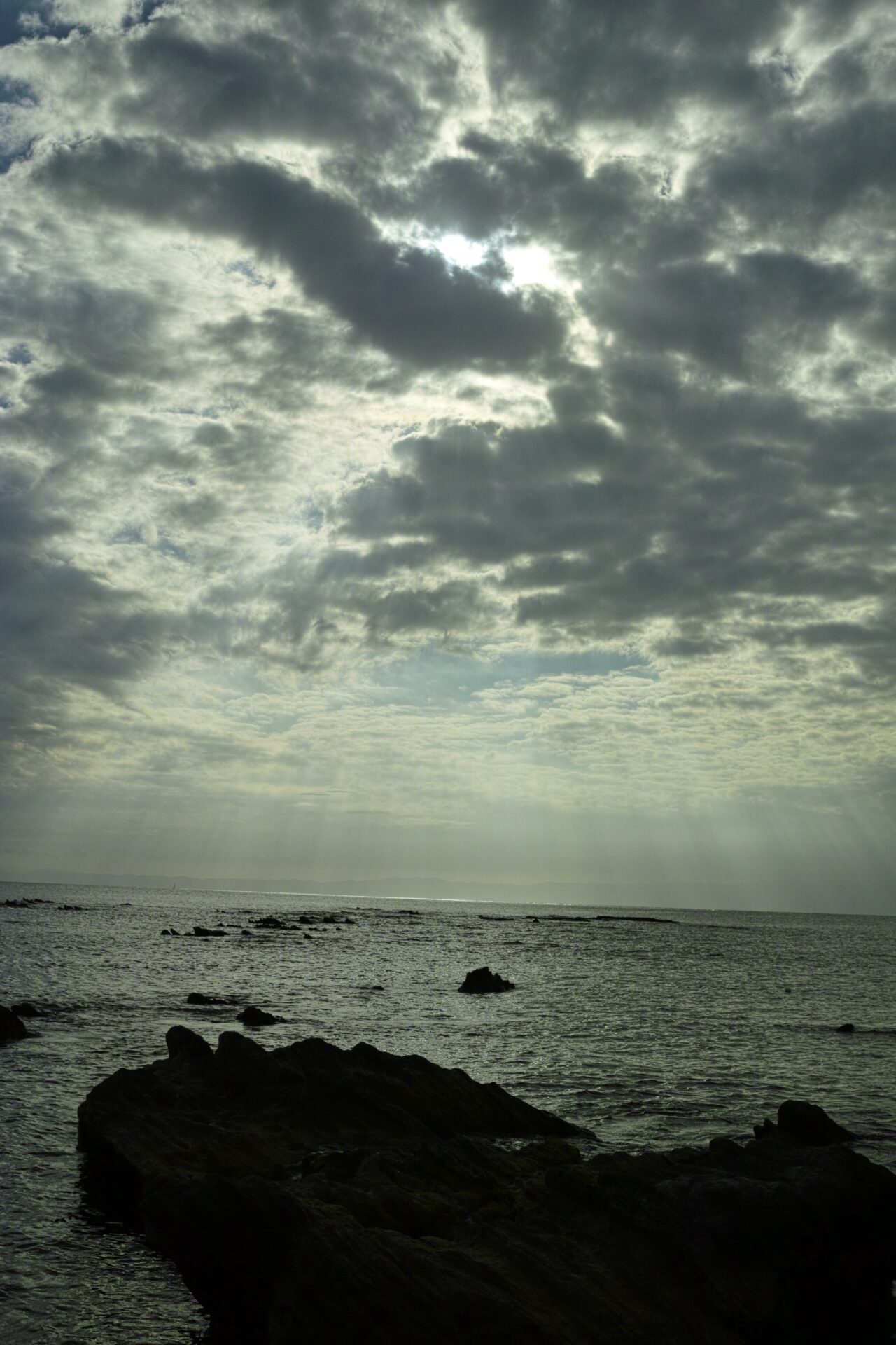 一色海岸の雲と海面に落ちる光。SIGMA DP2 Merrillで撮影。