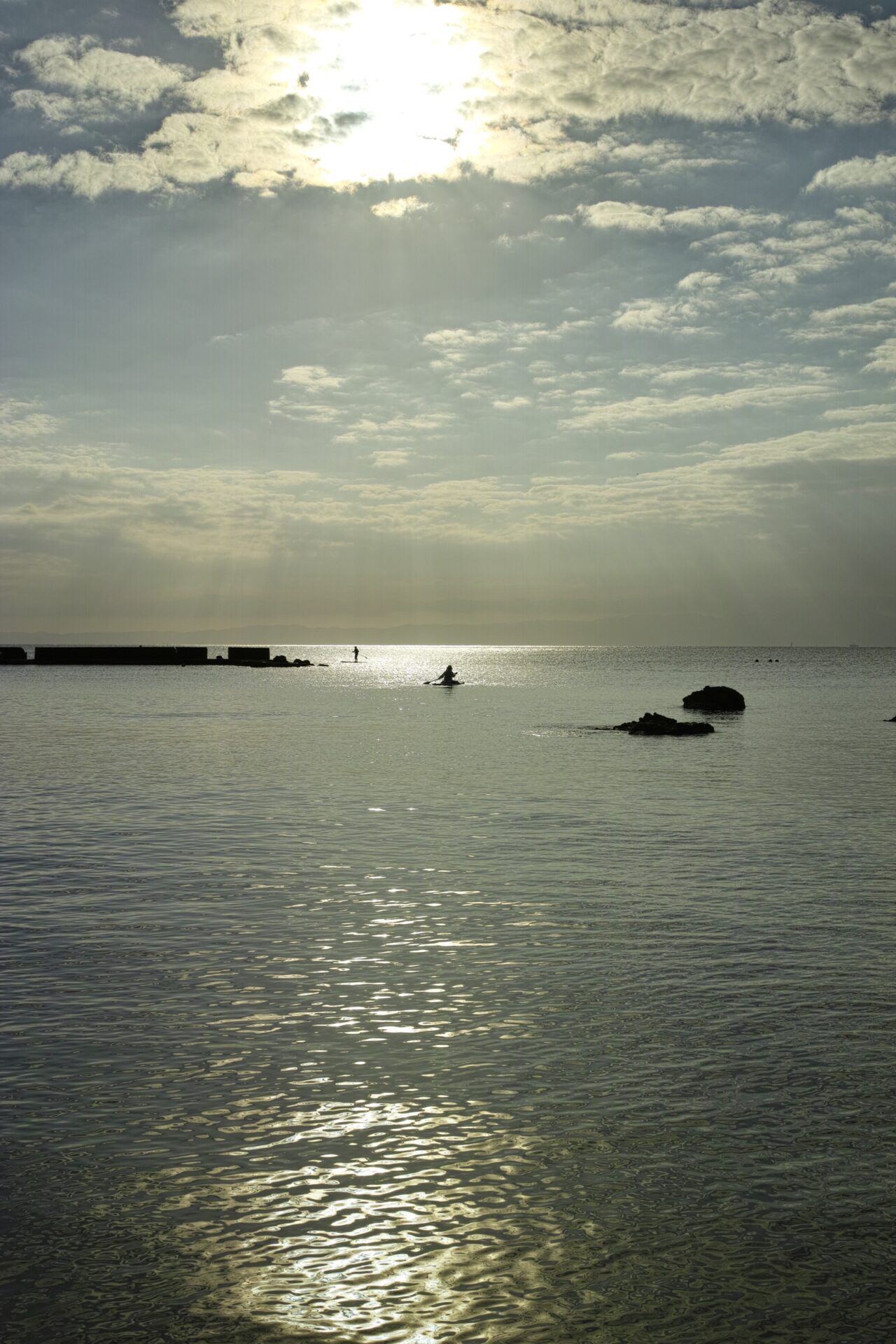 一色海岸の海面に伸びる柔らかな光。SIGMA DP2 Merrillで撮影。