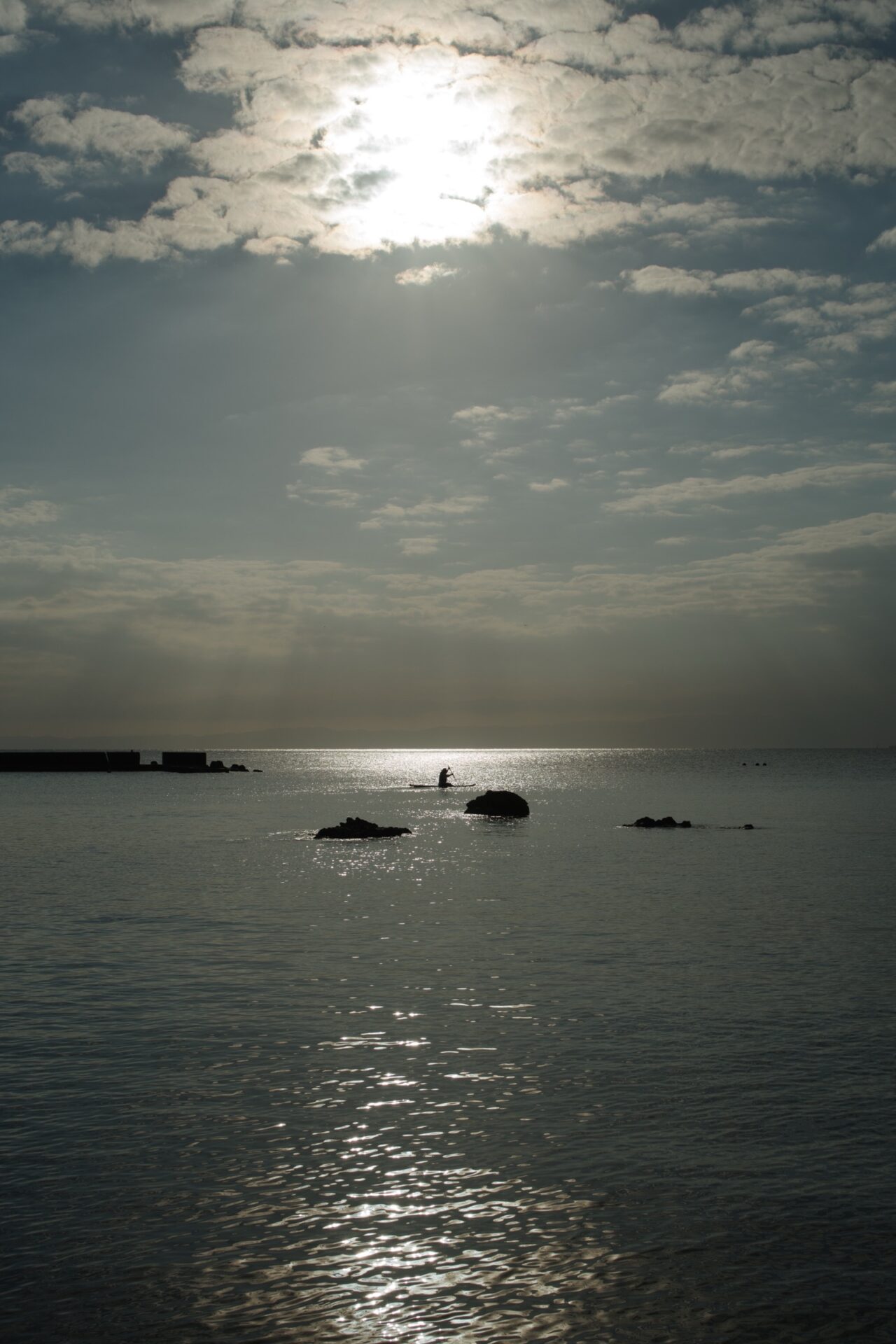 雲の隙間の太陽と海面の光の道を写した一色海岸。PENTAX K-3 Mark IIIとFA31mm Limitedで撮影。