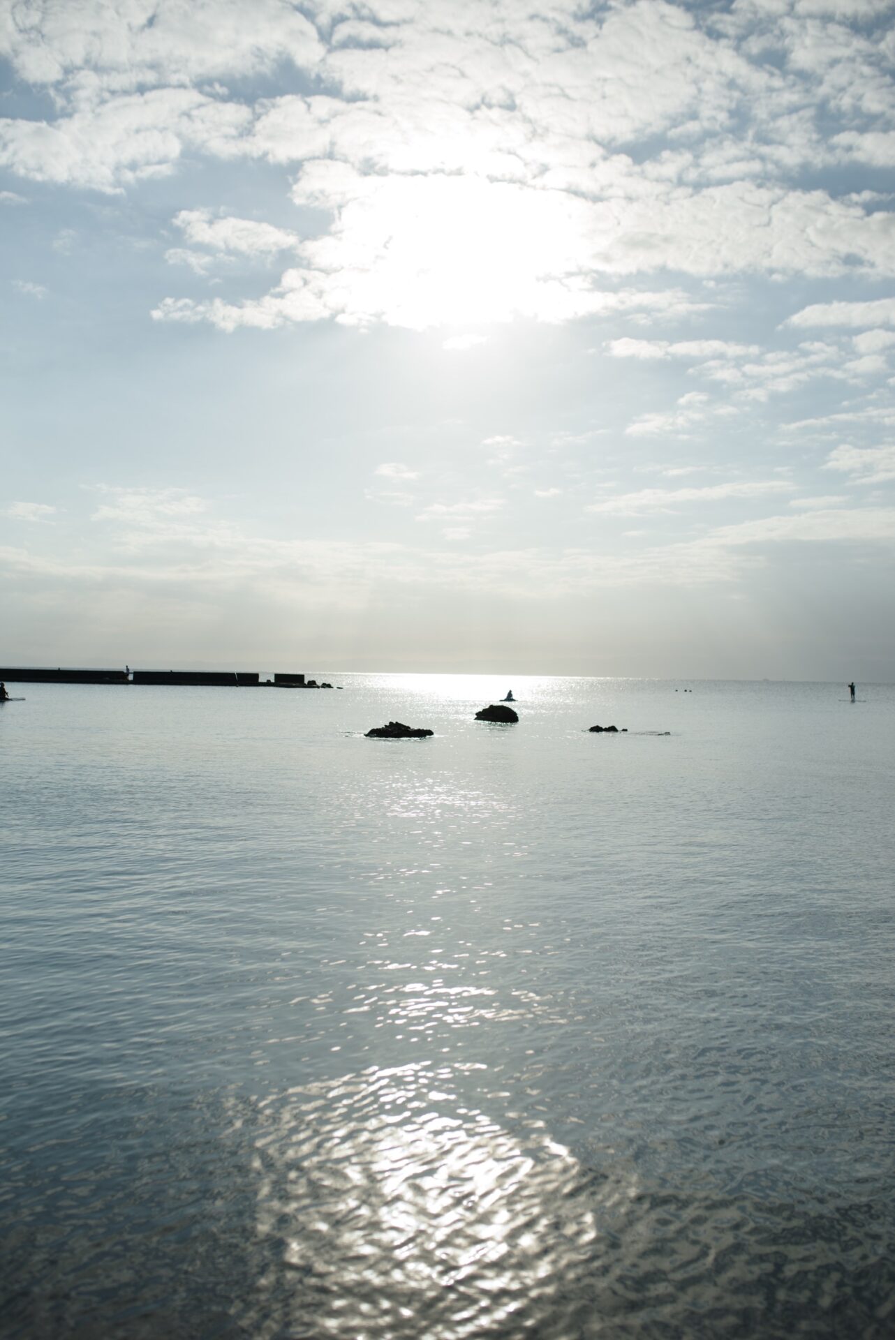 雲間の光が海面に伸びる一色海岸。PENTAX K-1 Mark IIとSIGMA 35mm F1.4 Artで撮影。
